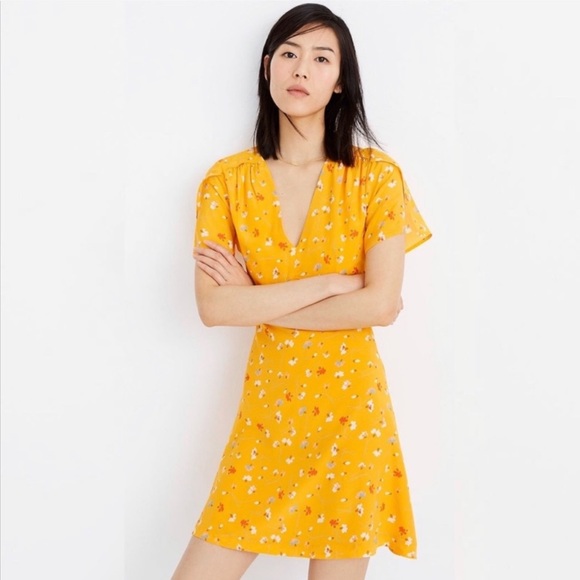 Madewell Dresses & Skirts - MADEWELL YELLOW SILK V-NECK FLORAL DRESS - 00